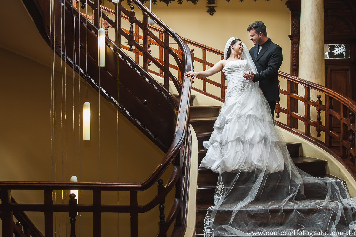 noivos na escadaria