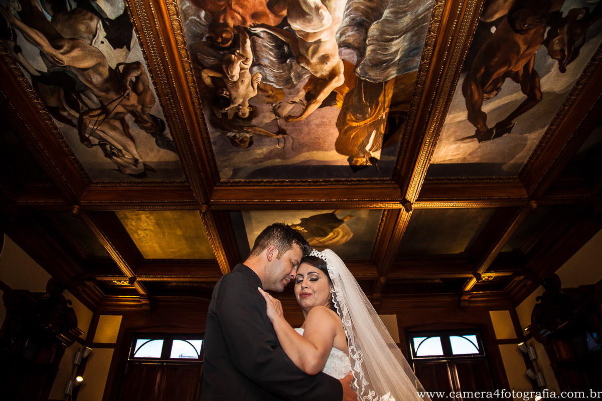 Foto do casal no Paço da liberdade em Curitiba
