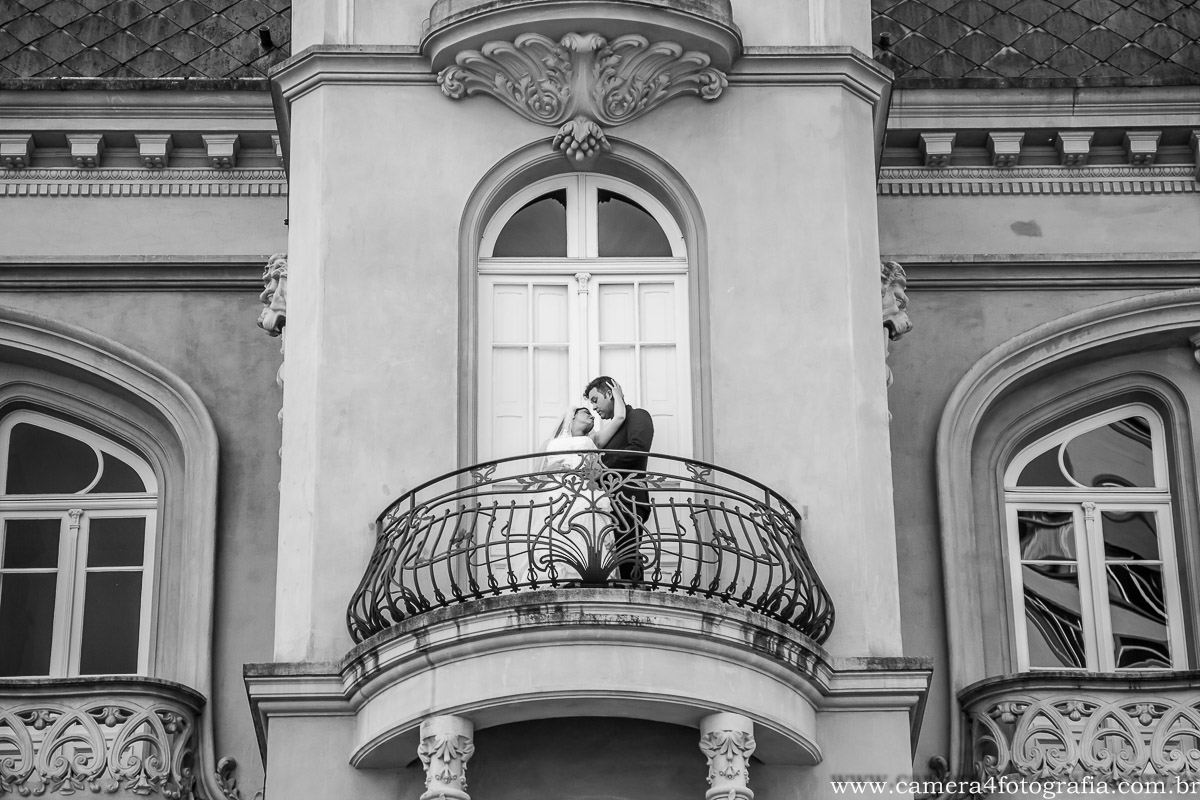 Noivos na sacada do prédio