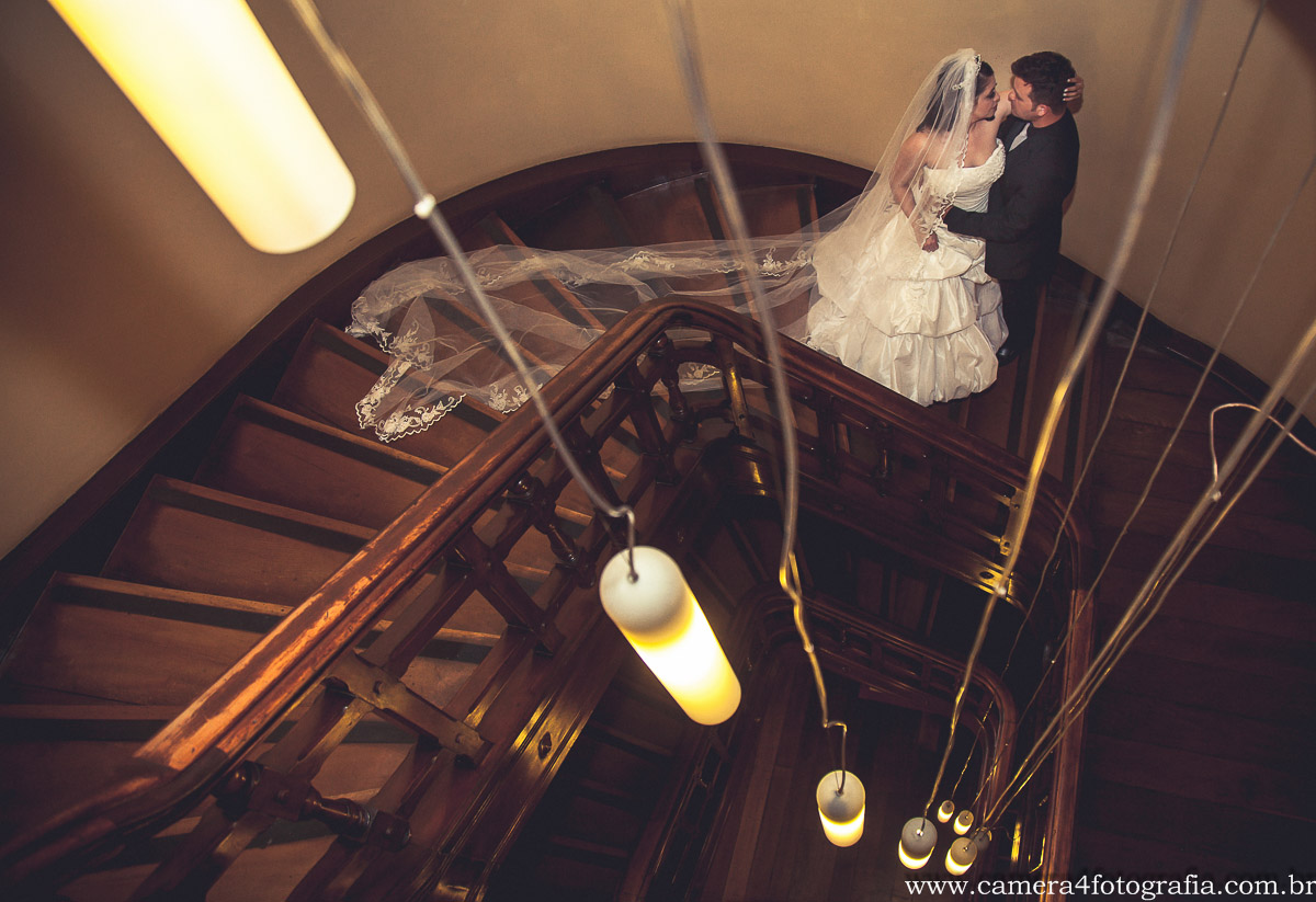 noivos na escadaria