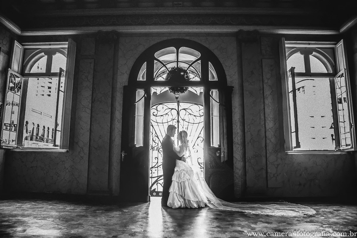Noivos na entrada do Paço da liberdade em Curitiba
