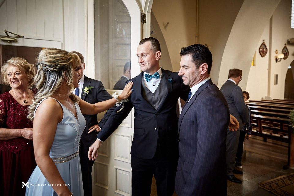 casamento na igreja nossa senhora de fatima noivo recebendo convidados