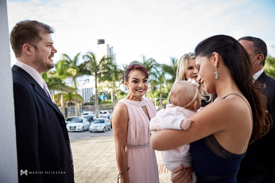 casamento na igreja nossa senhora de fatima noivo recebendo convidados mãe da noiva
