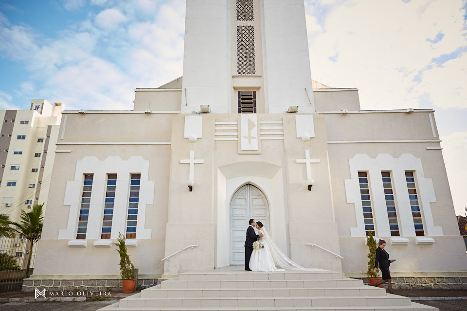 casamento na igreja nossa senhora de fatima entrada da noiva com o pai em frente a igreja