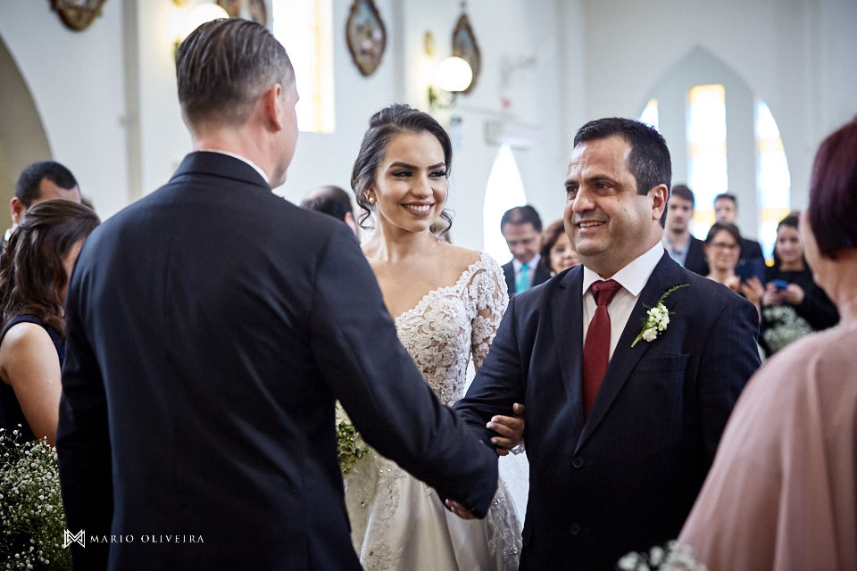 casamento na igreja nossa senhora de fatima entrada da noiva com o pai, noivo cumprimentando o pai da noiva