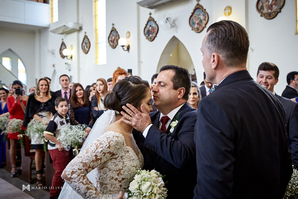 casamento na igreja nossa senhora de fatima entrada da noiva com o pai, pai da noiva beijando na testa