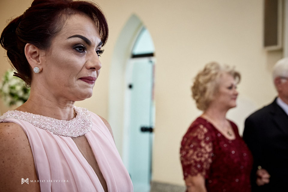 casamento na igreja nossa senhora de fatima entrada da noiva com o pai mãe da noiva emocionada