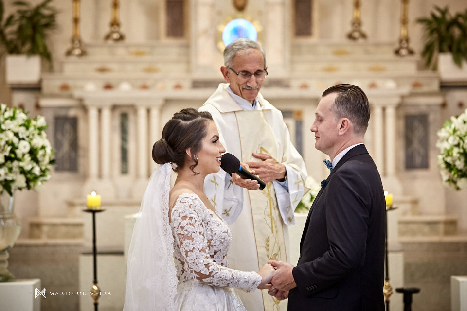 casamento na igreja nossa senhora de fatima casal no altar, votos da noiva