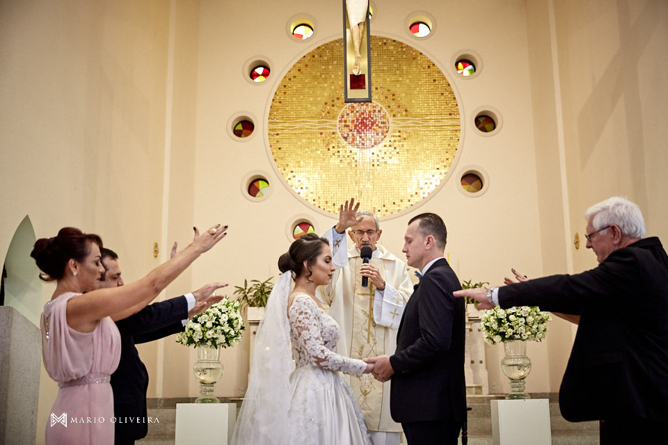 casamento na igreja nossa senhora de fatima casal no altar, benção dos pais