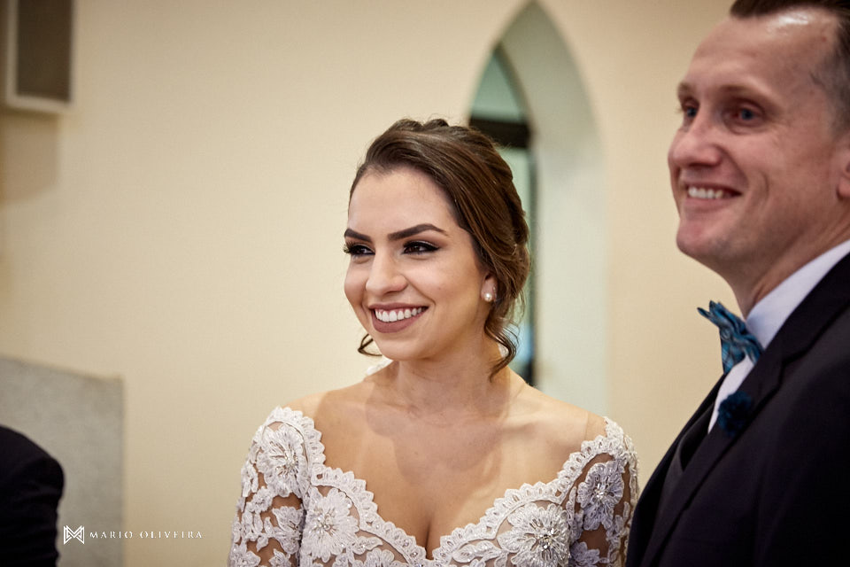casamento na igreja nossa senhora de fatima casal no altar sorirndo
