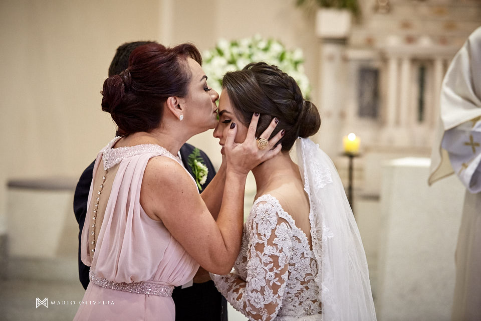casamento na igreja nossa senhora de fatima, noiva beijando a mãe