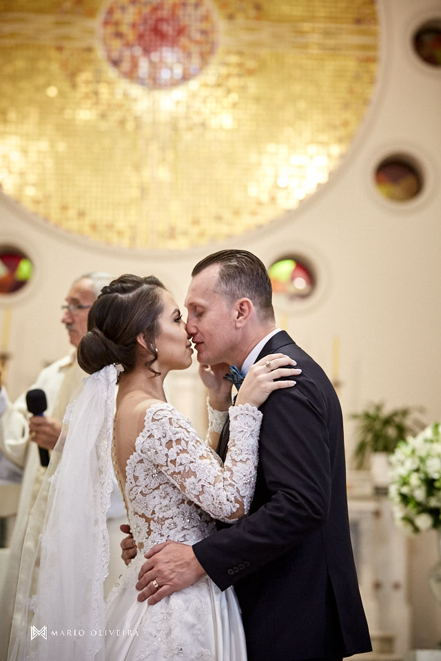 casamento na igreja nossa senhora de fatima, noivo beijando a noiva, beijo no altar