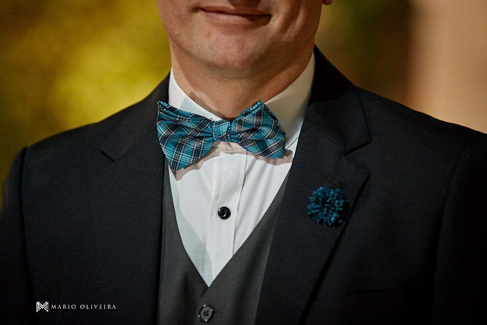 ensaio dos noivos dpois da cerimonia, noivos abraçados e sorrindo, noivo com gravata borboleta