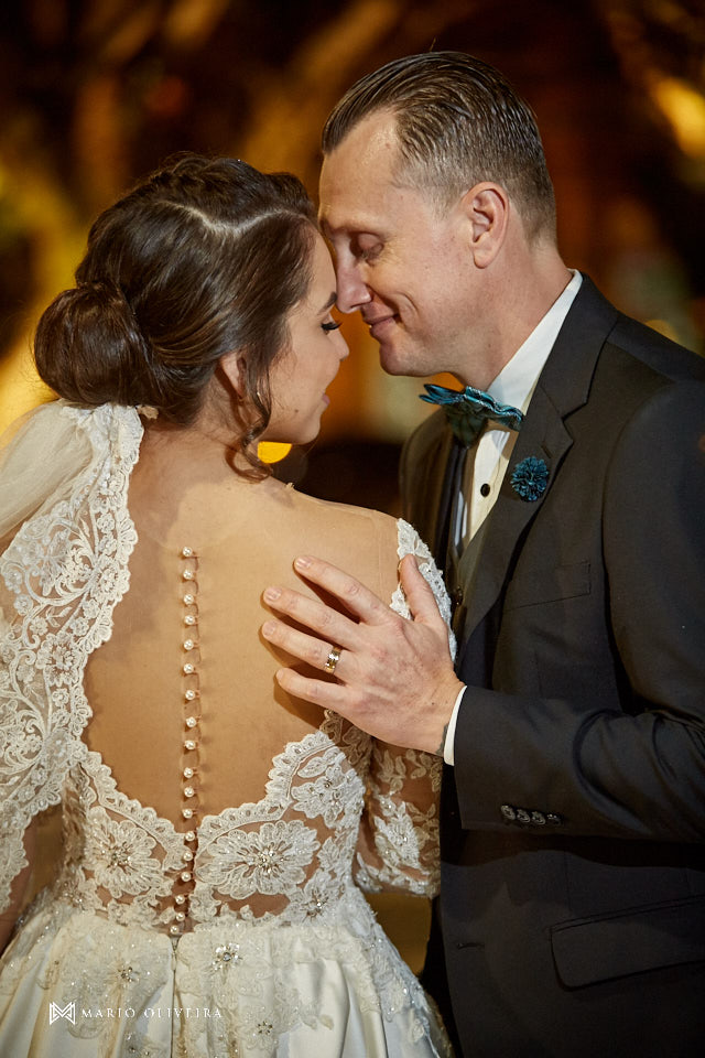 ensaio dos noivos dpois da cerimonia, noivos abraçados e sorrindo