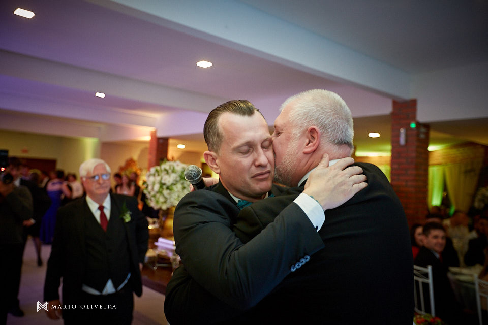 recepção no espaço brasil, festa de casamento, convidados rindo, noivos se divertindo, homenagem do irmão do noivo, noivo chorando emocionado