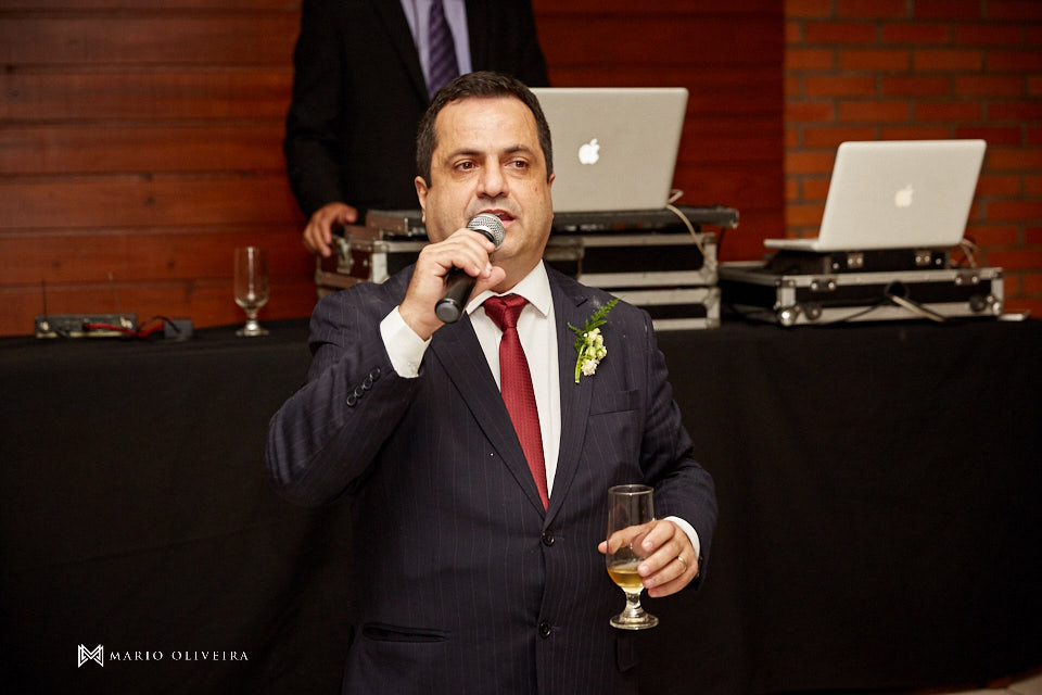 recepção no espaço brasil, festa de casamento, convidados rindo, noivos se divertindo, homenagem do irmão do pai da noiva