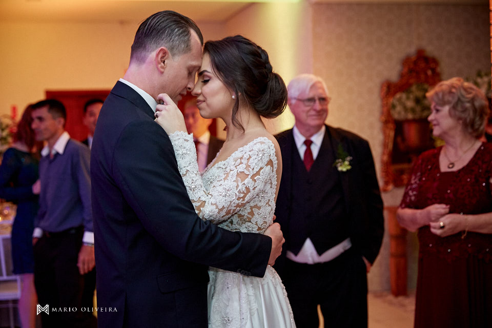 recepção no espaço brasil, festa de casamento, convidados rindo, noivos se divertindo, primeira valsa, casal dançando abraçado