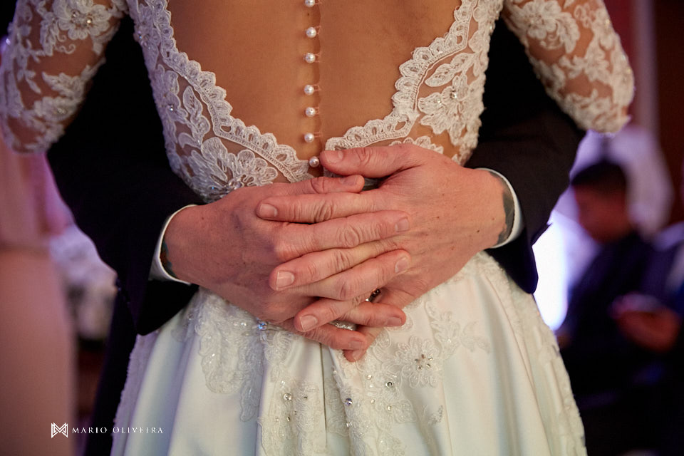 recepção no espaço brasil, festa de casamento, convidados rindo, noivos se divertindo, primeira valsa, casal dançando abraçado