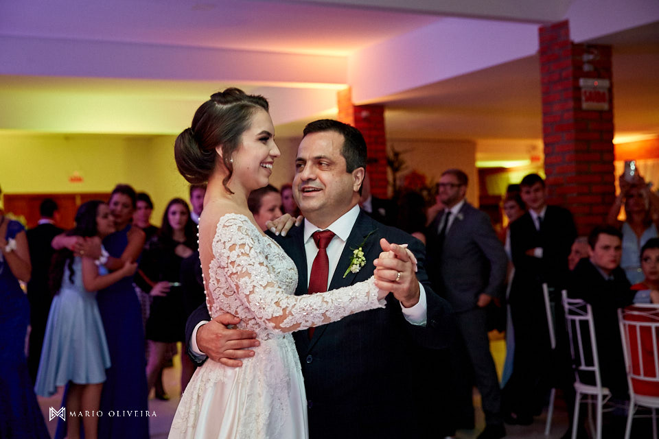 recepção no espaço brasil, festa de casamento, convidados rindo, noivos se divertindo, primeira valsa, casal dançando abraçado