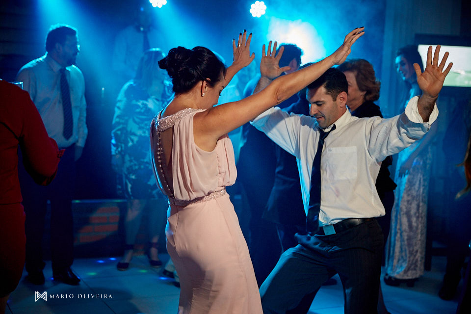 recepção no espaço brasil, festa de casamento, convidados rindo, noivos se divertindo,