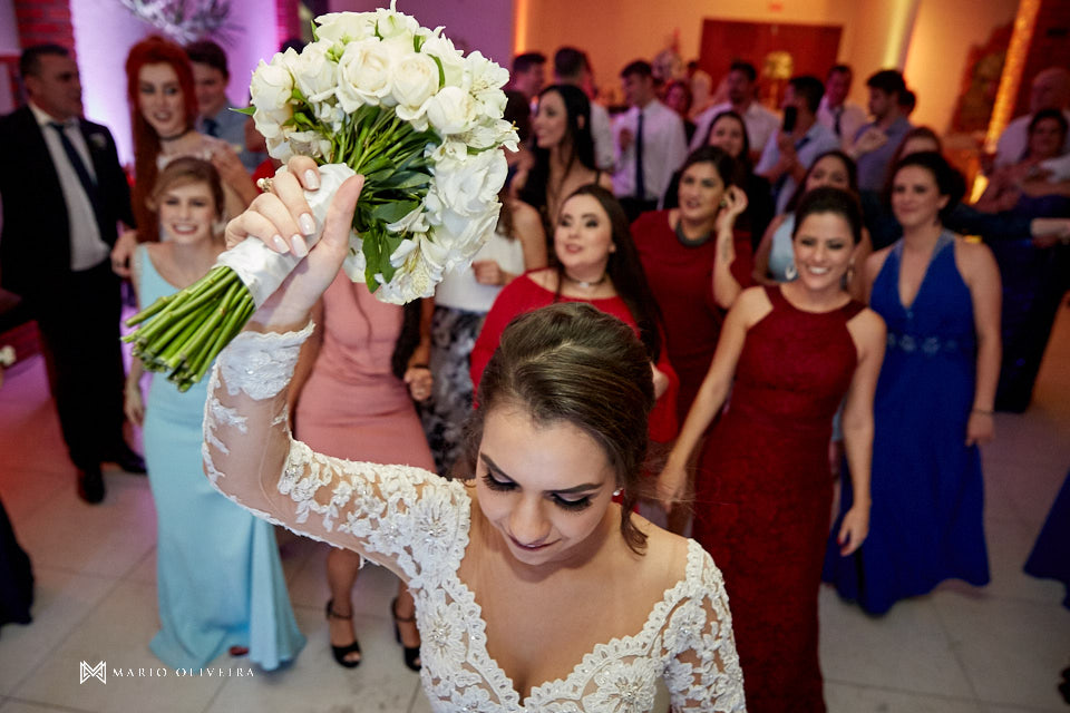 recepção no espaço brasil, festa de casamento, convidados rindo, noivos se divertindo, noiva jogando o buque