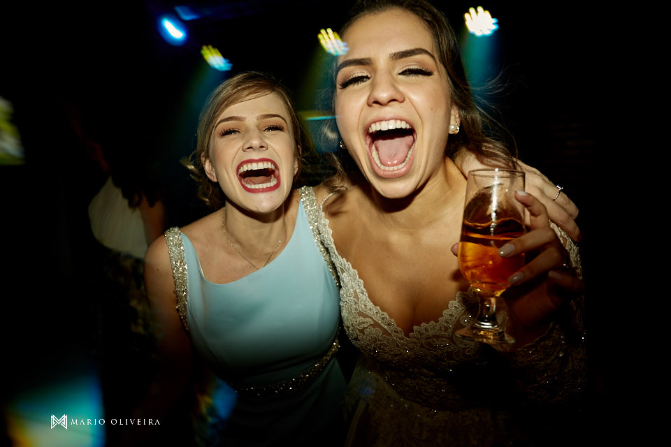 recepção no espaço brasil, festa de casamento, convidados rindo, noivos se divertindo
