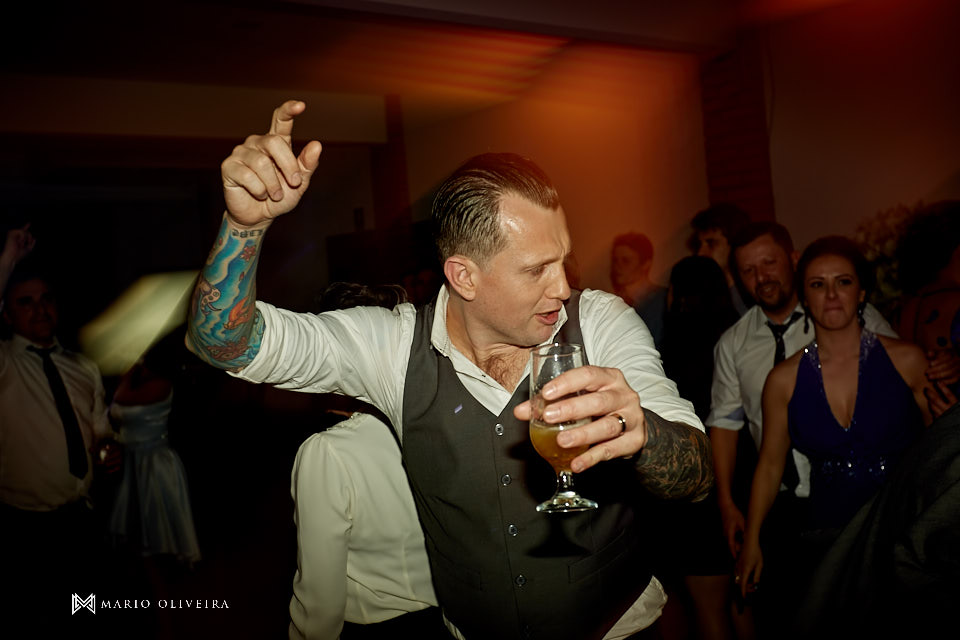 recepção no espaço brasil, festa de casamento, convidados rindo, noivos se divertindo