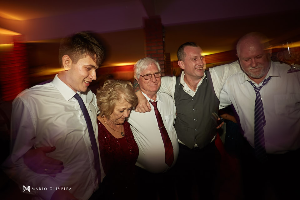 recepção no espaço brasil, festa de casamento, convidados rindo, noivos se divertindo
