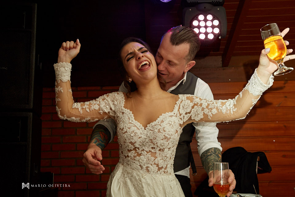 recepção no espaço brasil, festa de casamento, convidados rindo, noivos se divertindo