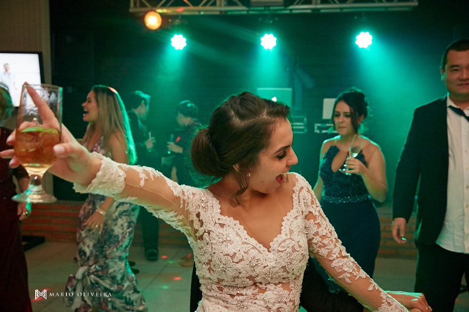 recepção no espaço brasil, festa de casamento, convidados rindo, noivos se divertindo