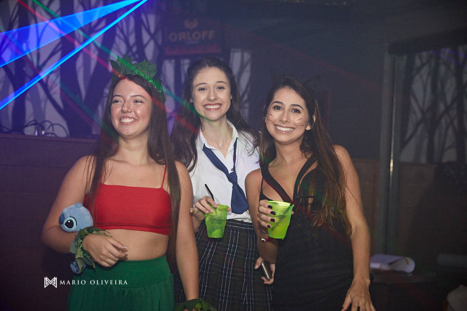 aniversariante e amigas dançando