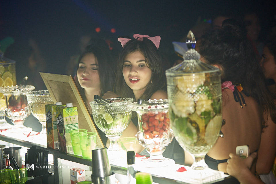 menina olhando para o bar