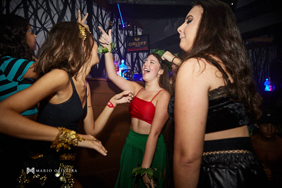 meninas dançando com a aniversariante