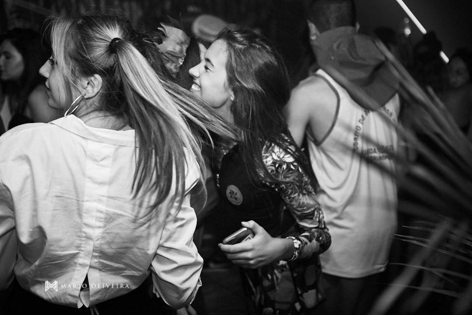 meninas dançando com a aniversariante