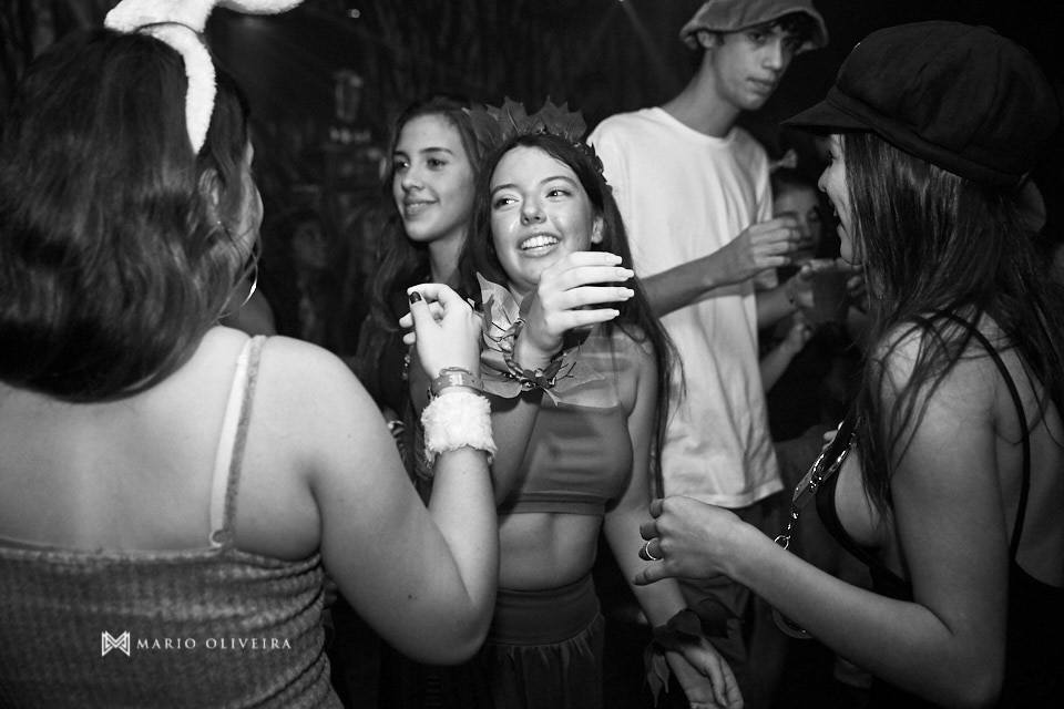 meninas dançando com a aniversariante