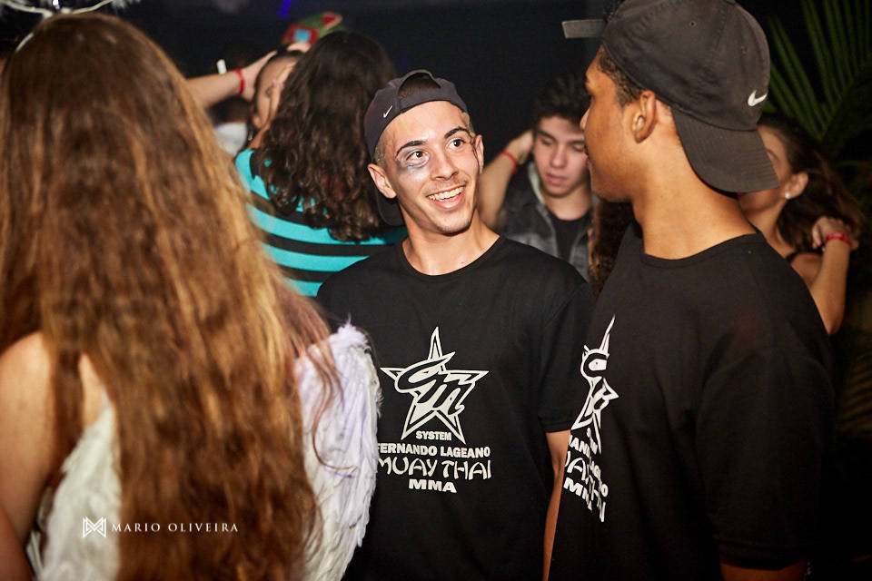 meninos conversando e rindo