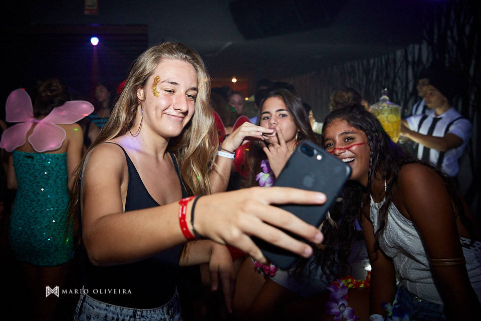 meninas rindo e fazendo selfie