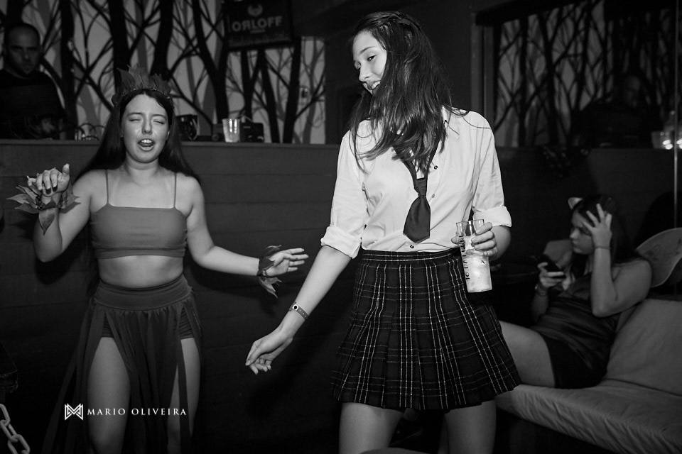 aniversariante dançando com amiga