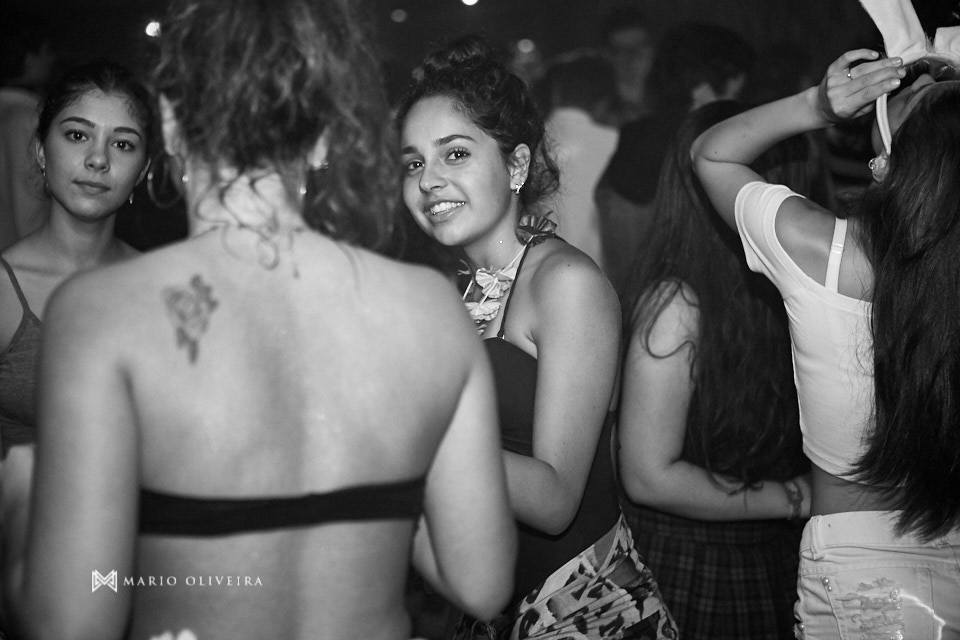 meninas rindo e conversando