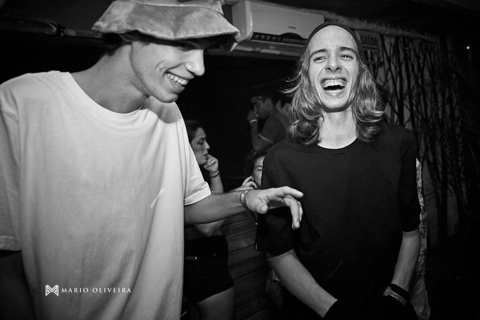 meninos rindo e conversando