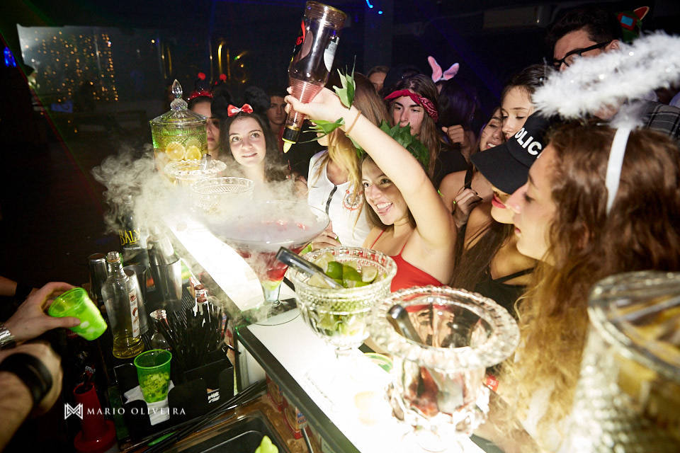 aniversariante com garrafa na frente do bar