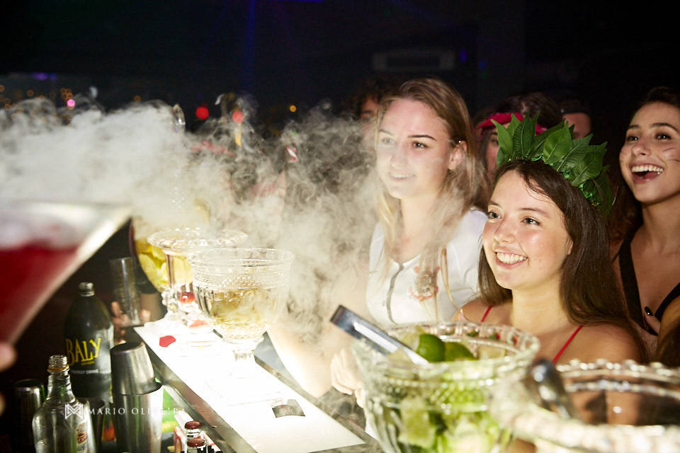 aniversariante rindo e olhando a bebida pronta