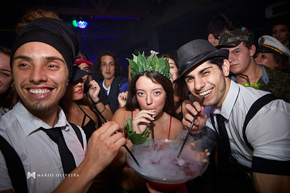 aniversariante bebendo com amigos