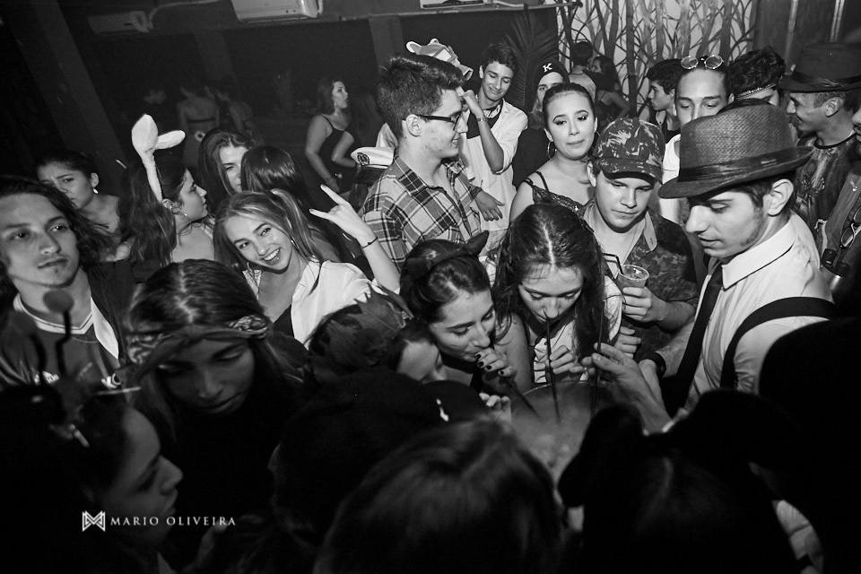 aniversariante bebendo com amigos