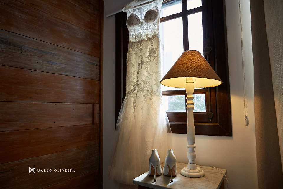 vestido e sapato da noiva sobre criado mudo 
