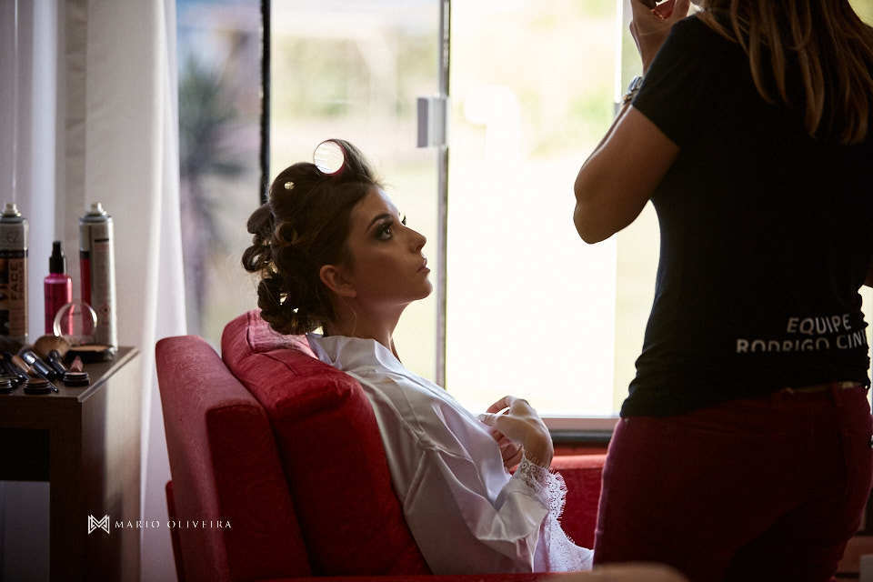 noiva de perfil conversando com maquiadora