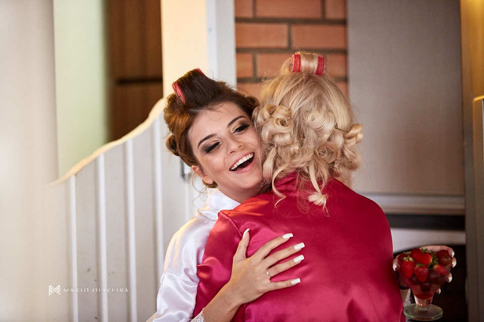 noiva sorrindo abraçando a mãe