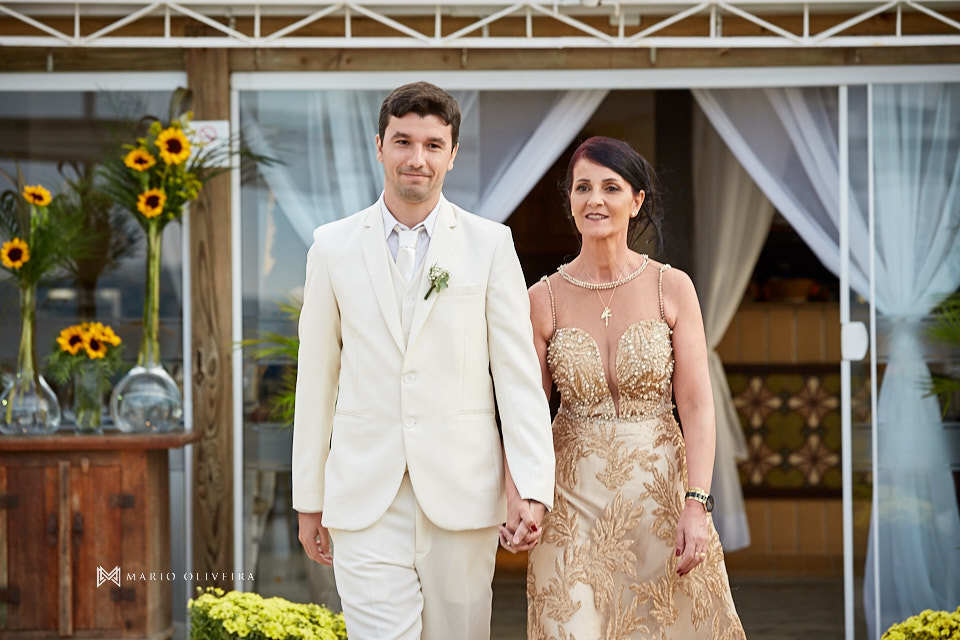 noivo entrando com sua mãe