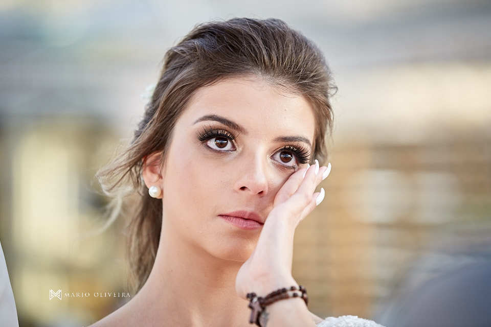 noiva enxugando uma lágrima
