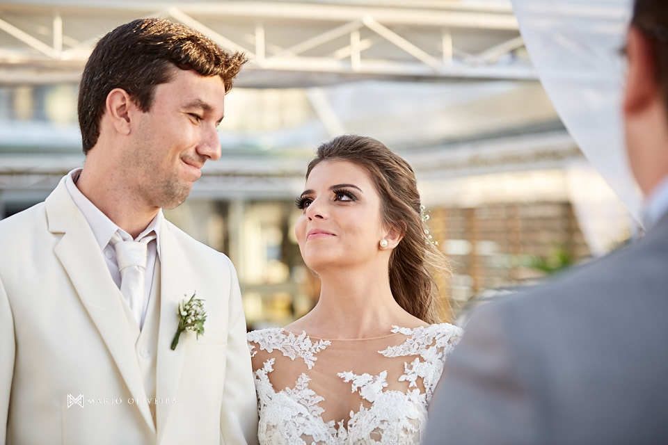 casal se olhando e sorrindo